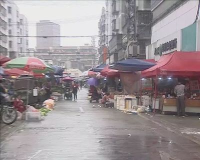 下架山村垃圾堆積如山 惡臭彌漫引居民擔(dān)憂(yōu)